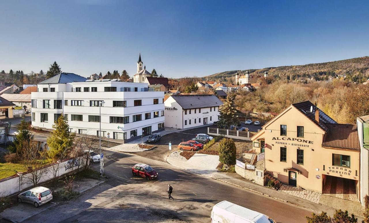 Penzion Al Capone Mníšek Mníšek pod Brdy Exterior foto